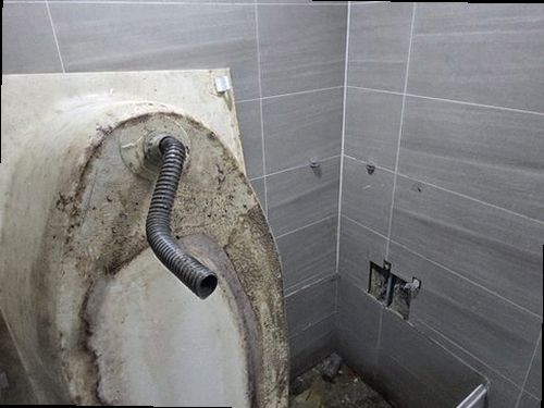 천안시 서북구 누수탐지 천장 얼룩과 벽지 들뜸 등 누수 피해 흔적을 확인하는 모습