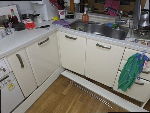 부평구 누수탐지 누수 점검을 위해 싱크대 급수관과 계량기를 확인하는 모습
