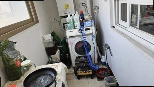 부평구 누수탐지 베란다 수전과 바닥 배수구 주변의 누수 흔적을 확인하는 모습