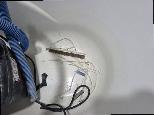 부평구 누수탐지 욕실 바닥 유가와 타일 줄눈의 균열을 확인하는 모습