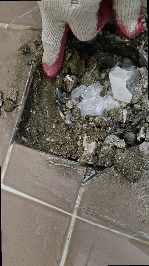 부평구 누수탐지 공압 게이지와 가스탐지기를 사용해 배관 상태를 확인하는 모습