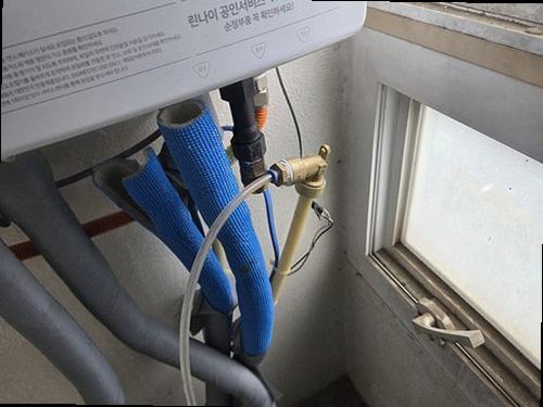 서울 중구 누수탐지 안방 천장 물자국과 누수 피해를 확인하는 모습