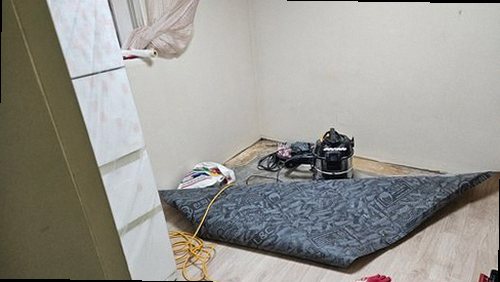 동대문구 누수탐지 천장과 벽지에 생긴 누수 흔적을 확인하는 모습