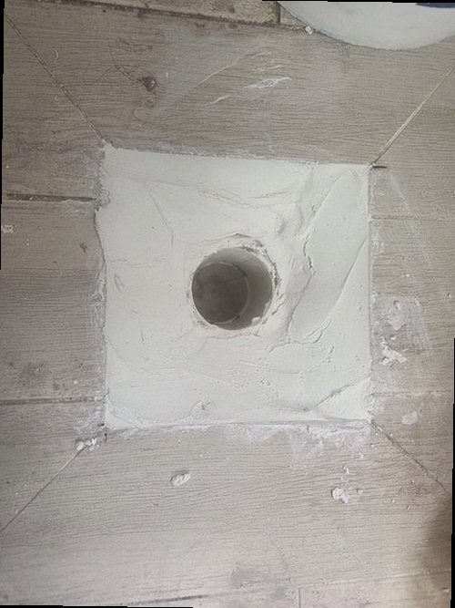 동대문구 누수탐지 욕실 바닥과 배관 구조를 비교해 확인하는 모습