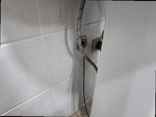 동대문구 누수탐지 열화상 카메라로 바닥 배관의 온도 변화를 확인하는 모습