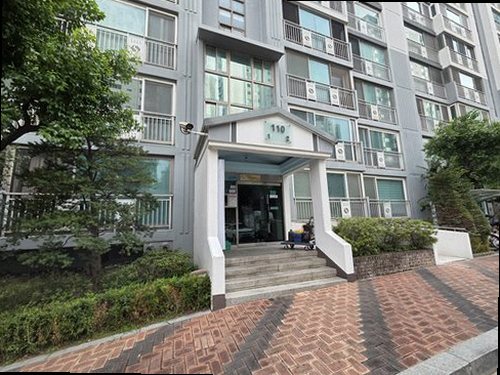 동대문구 누수탐지 벽면 물자국과 천장 누수 흔적을 확인하는 모습