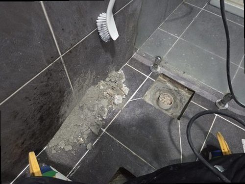 남동구 누수탐지 수도계량기 별침과 잠금 밸브를 확인하는 모습