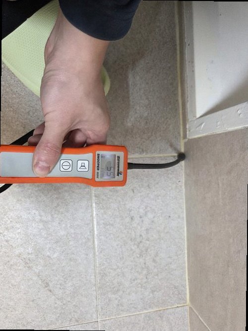 종로구 누수탐지 천장 모서리에 번진 누수 흔적과 벽지 들뜸