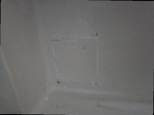 종로구 누수탐지 베란다 천장 물자국과 창틀 주변 상태를 확인하는 모습