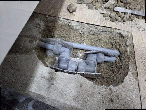 유성구 누수탐지 매립 배관을 확인하고 교체 후 압력 검사를 진행하는 모습