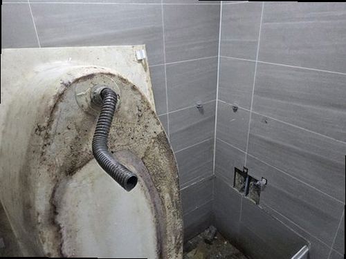 만세구 누수탐지 보일러와 배관 연결부 및 바닥 습기 흔적을 확인하는 현장