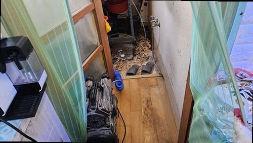 만세구 누수탐지 베란다 벽면 누수 흔적과 곰팡이 발생 부위 점검 모습