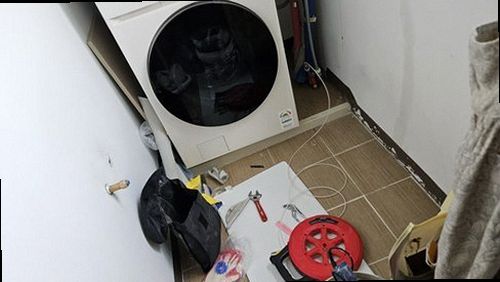 천안시 동남구 누수탐지 수도계량기 별침 움직임을 확인하는 모습