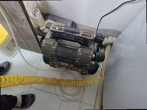 천안시 동남구 누수탐지 빌라 천장과 벽면에 번진 누수 흔적을 확인하는 모습