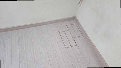 천안시 동남구 누수탐지 천장에 번진 누수 흔적과 점검 위치를 확인하는 모습