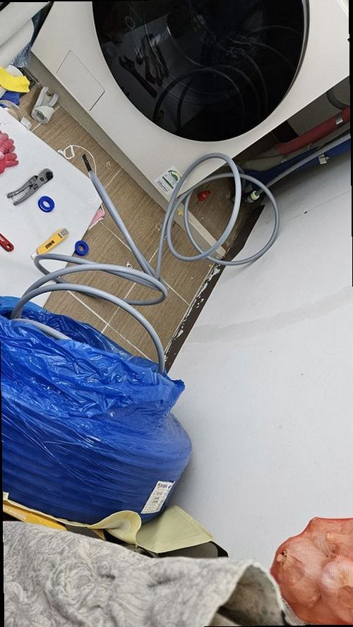 천안시 동남구 누수탐지 배관을 노출해 누수 부위를 확인하고 압력 검사를 진행하는 모습