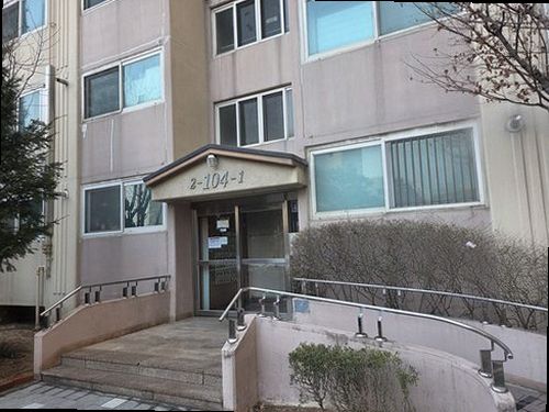 파주 누수탐지 벽지 하단에 번진 누수 얼룩과 들뜬 마감 상태