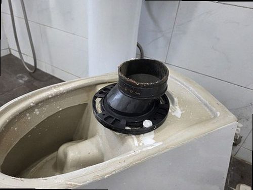 파주 누수탐지 보일러 압력계와 난방 분배기를 점검하는 모습