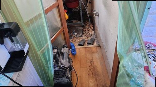 파주 누수탐지 베란다 벽면의 물자국과 균열을 확인하는 모습