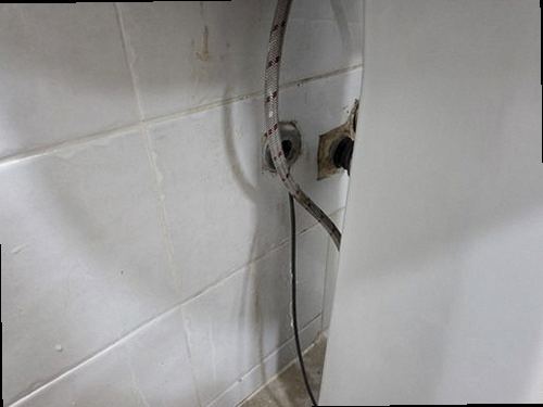 계양구 누수탐지 욕실 천장 누수 흔적과 배관 구조를 확인하는 모습