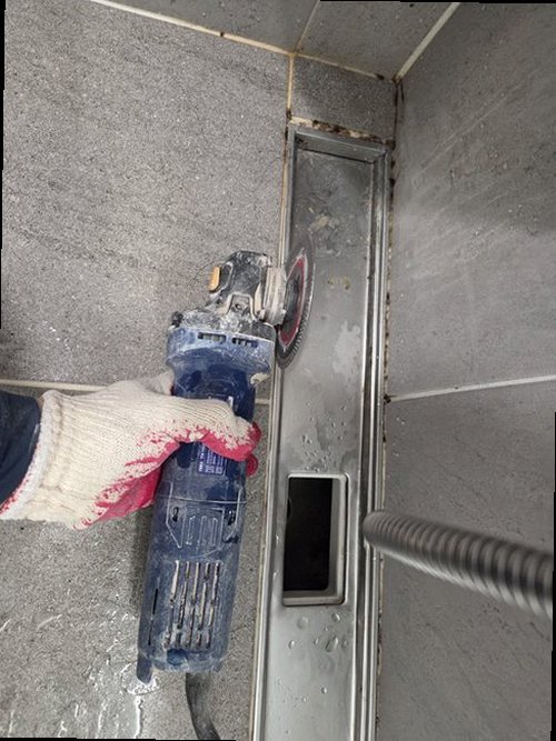사하구 누수탐지 수도계량기 별침 움직임을 확인하는 모습