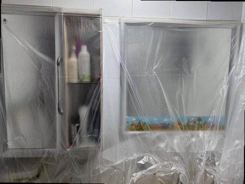 사하구 누수탐지 싱크대 하부장과 젖은 벽면을 확인하는 현장
