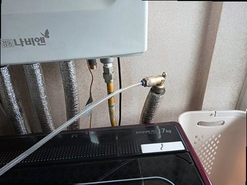 사하구 누수탐지 천장 얼룩과 바닥 습기를 확인하는 누수 점검 현장