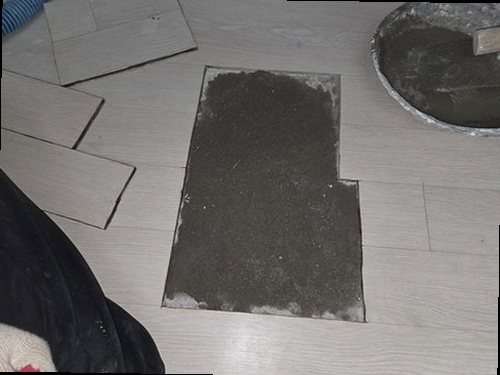 사하구 누수탐지 베란다 천장과 창틀 주변의 누수 흔적을 확인하는 모습